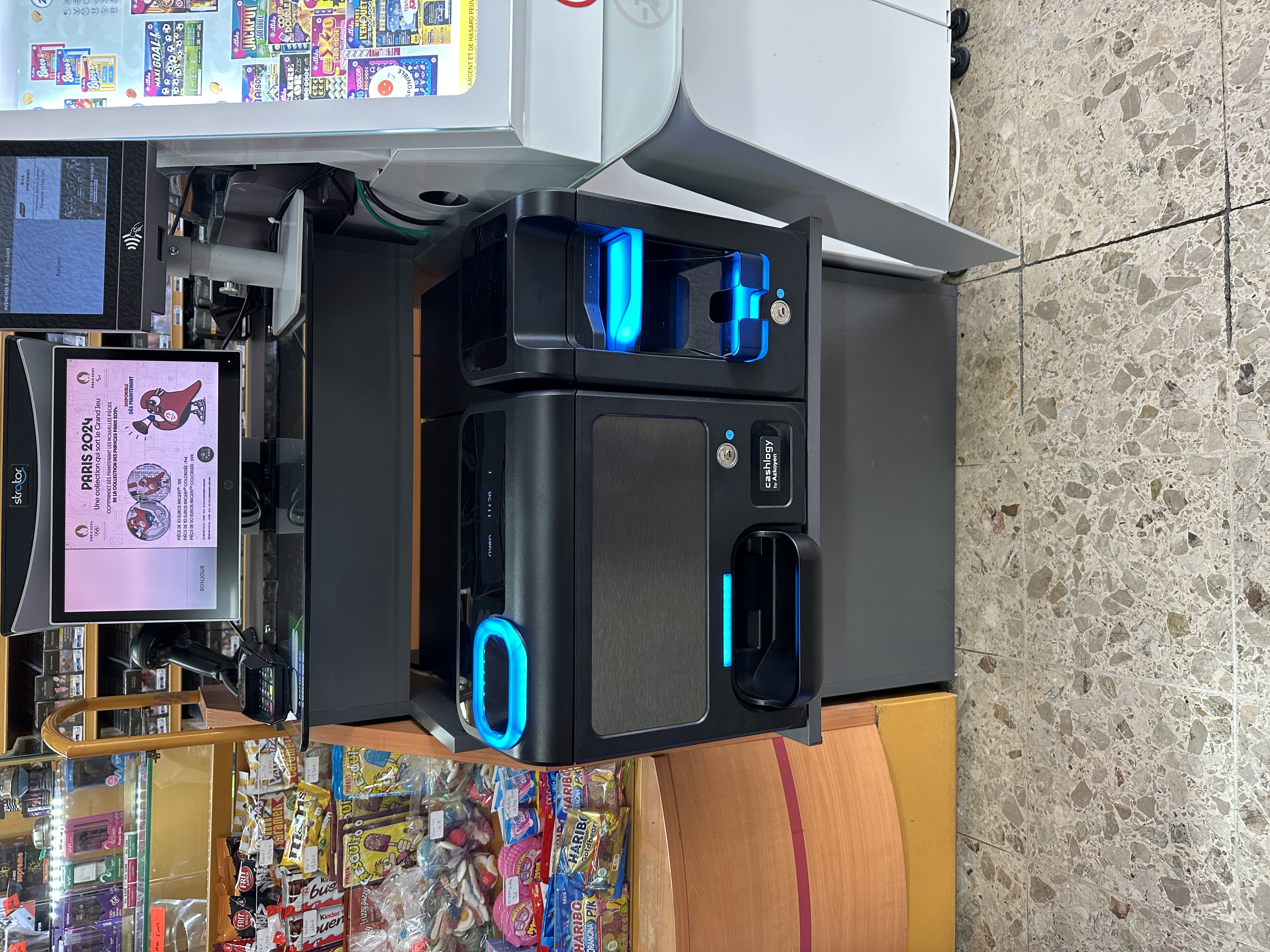 Monnayeur automatique Cashlogy installé dans un bureau de tabac – vue d'ensemble du comptoir