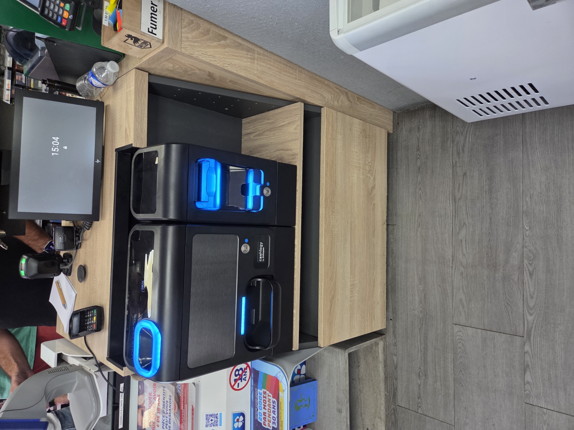 Monnayeur Cashlogy compact intégré dans un comptoir de bureau de tabac